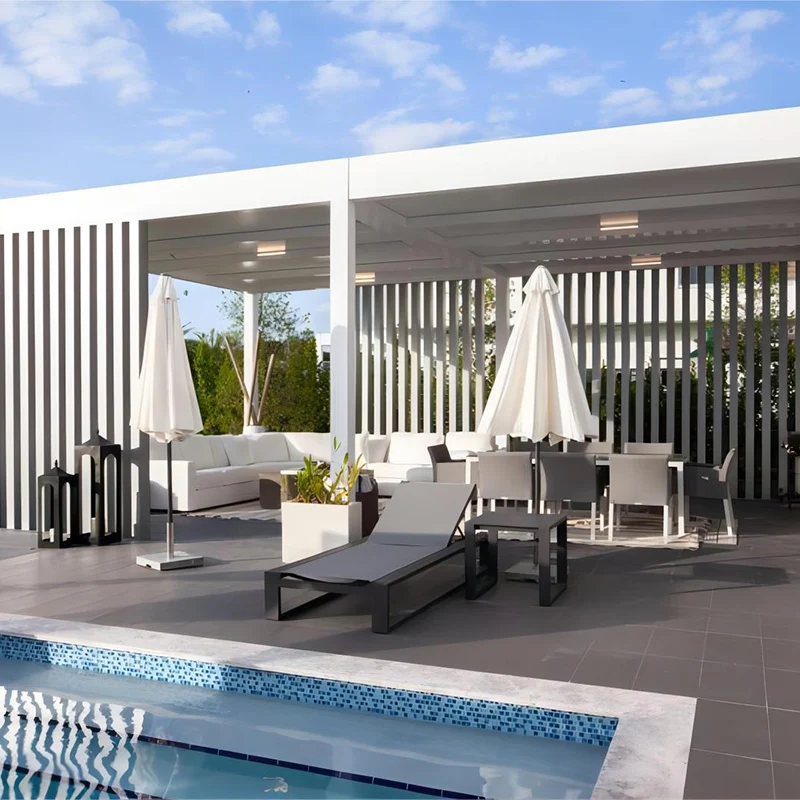 Creación de un espacio transparente al aire libre para todas las estaciones | Patio Cover + Otros muebles para exteriores Presentación de la escena real